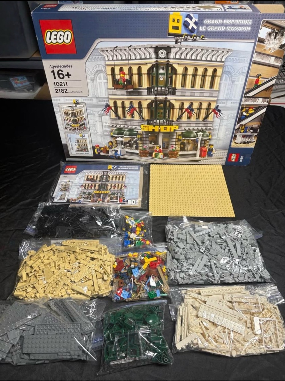 LEGO set 10211 Grand Emporium Modular Building 100% complete - Picture 2 of 6